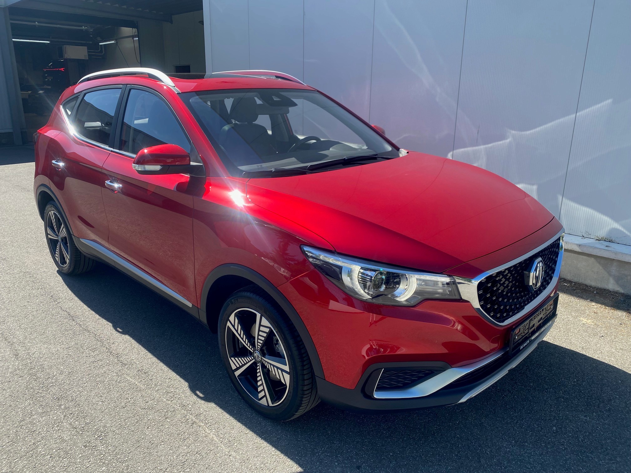 MG ZS EV LUX Rood 1