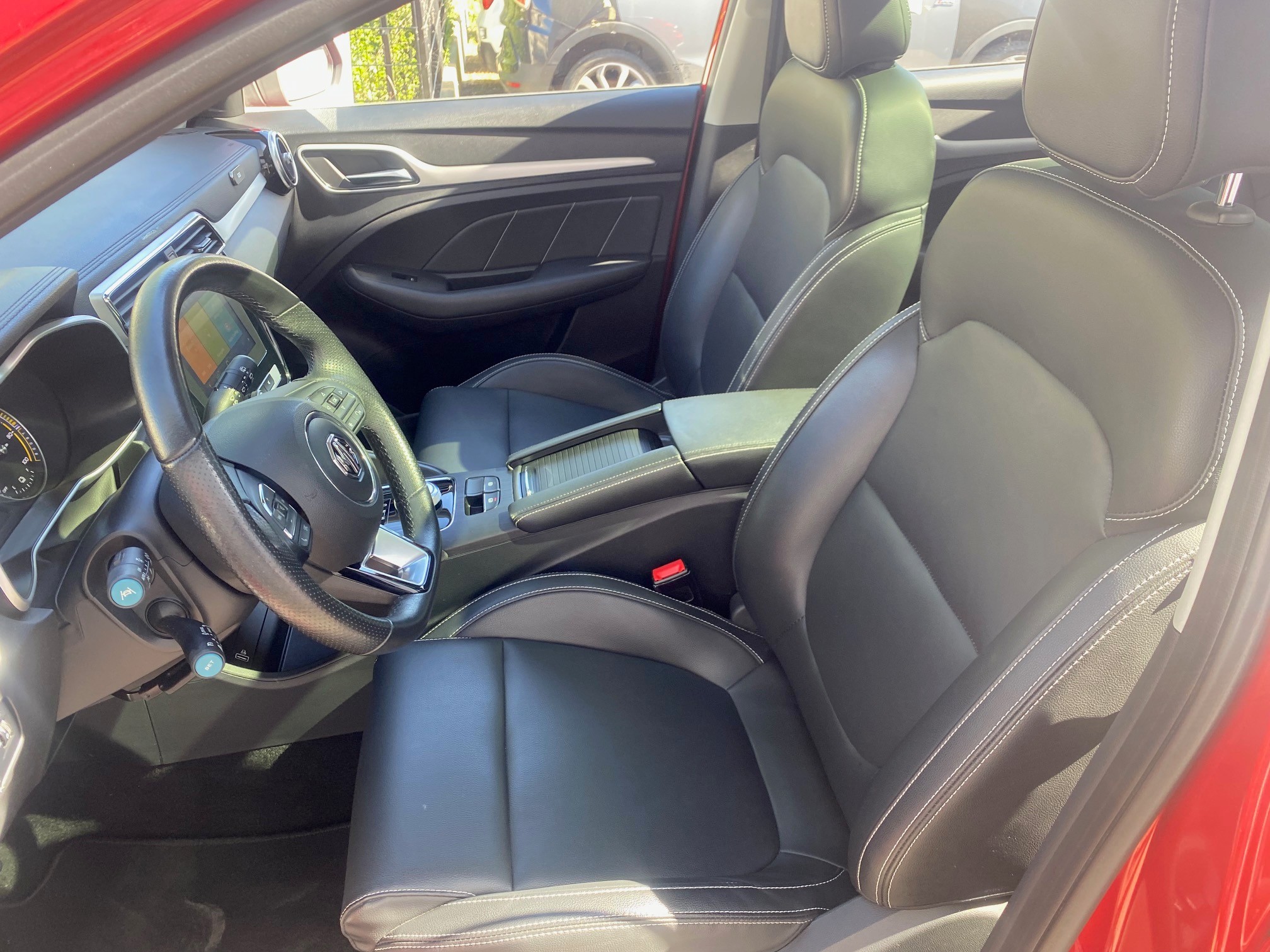 MG ZS EV LUX Rood 8